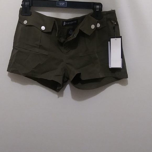 J.LO by Jennifer Lopez mini cargo shorts - Picture 2 of 3